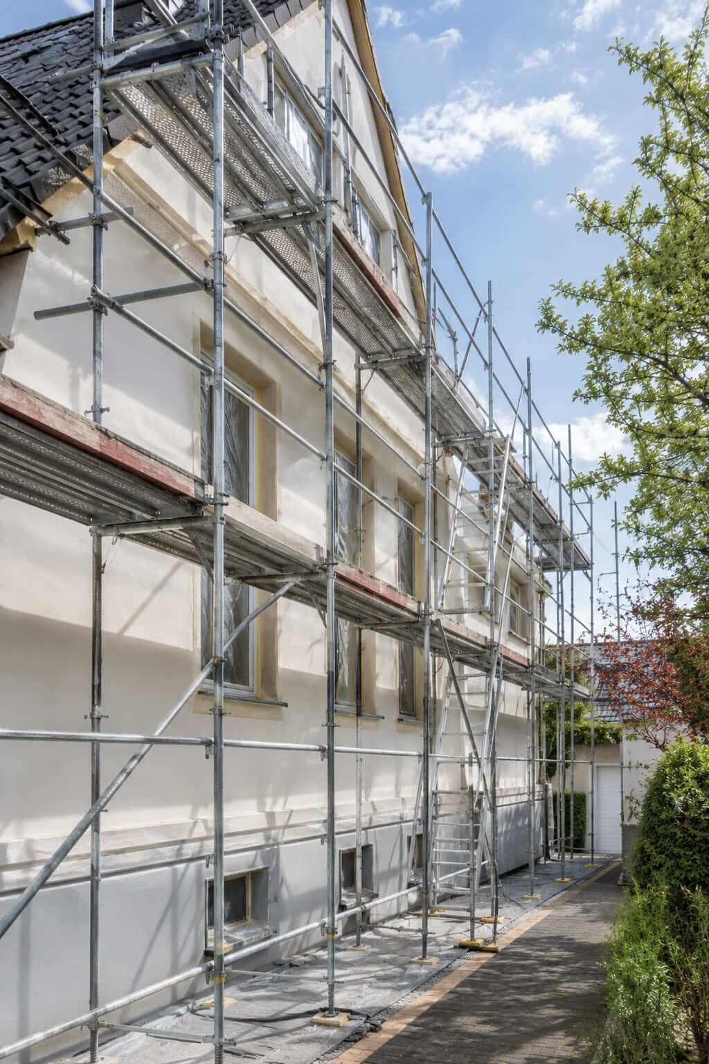 Sichere Gerüststellung für Fassaden-, Dach- und Höhenarbeiten – Malerbetrieb Wagenstetter Rosenheim