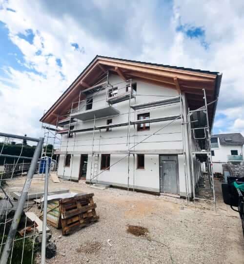 Fassadenarbeiten Gsinn Bau – Doppelhaushälfte Neubau Hofolding mit Gerüst – Malerbetrieb Wagenstetter